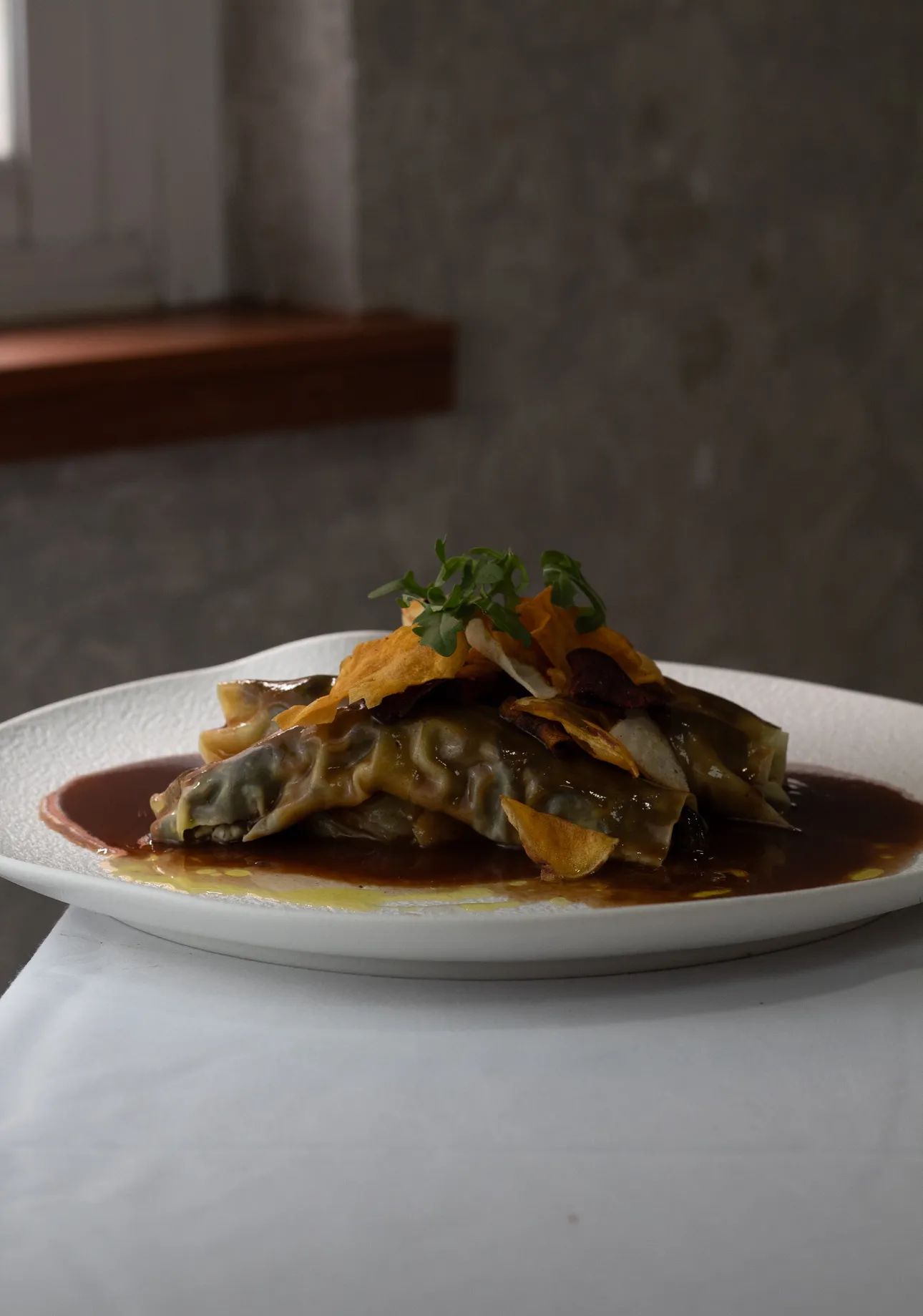 Canelones de rabo de toro y chips vegetales