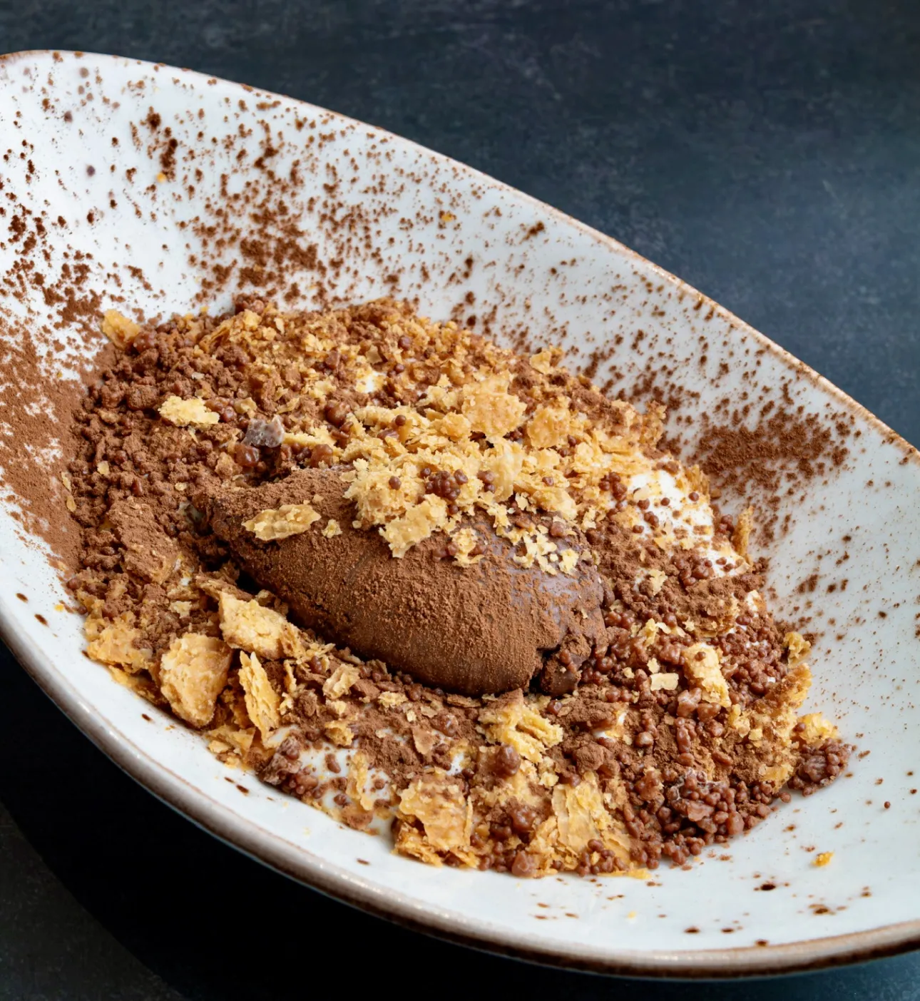 Cremoso de chocolate blanco, helado y galletas de mantequilla