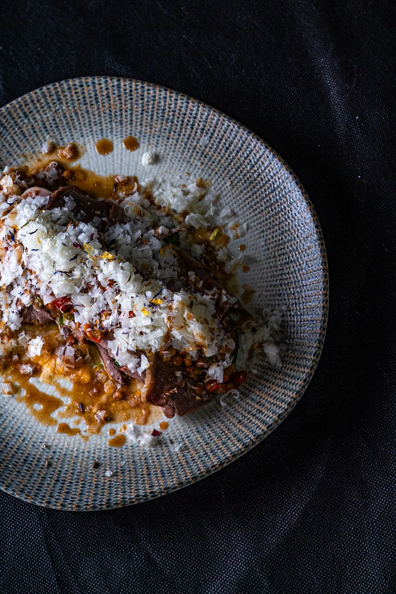Ensalada de Lengua de ternera, queso zamorano y su aliño de verduritas y lentejas morañegas