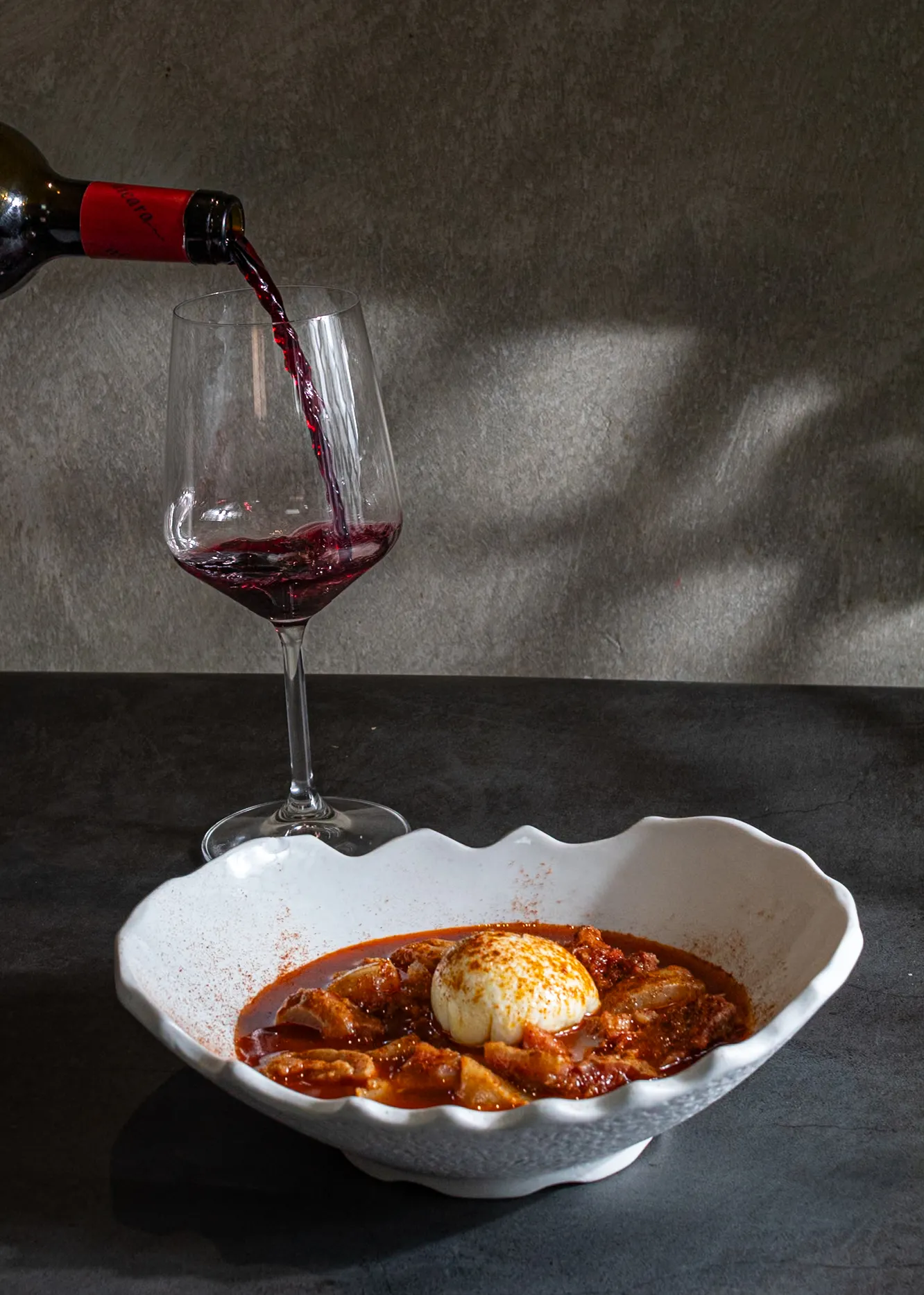 Morro de ternera estofado con su huevo campero