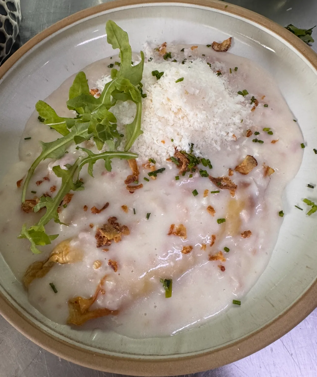 Raviolis de panceta ahumada a la crema de queso tierno